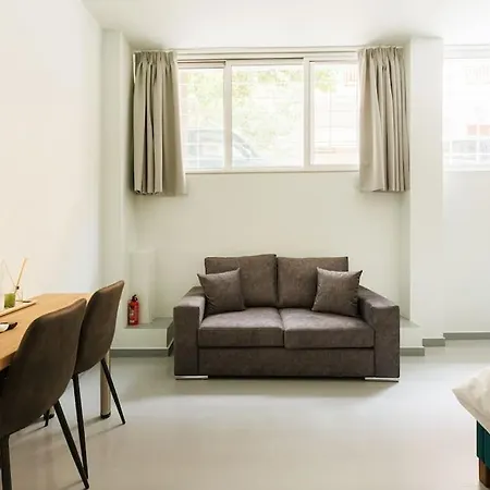 Snug With Shared Garden Iv Apartment *