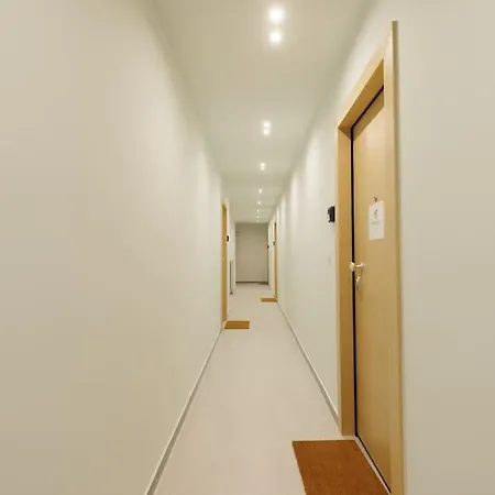 Apartment Snug With Shared Garden Iv